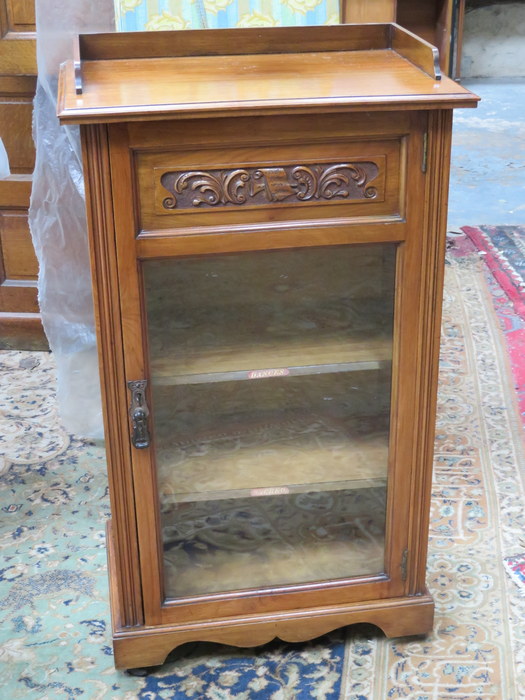 CARVED FRONTED MAHOGANY SINGLE DOOR GLAZED SIDE CABINET