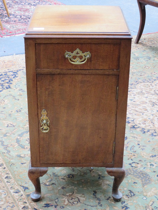 SMALL MAHOGANY BEDSIDE CABINET