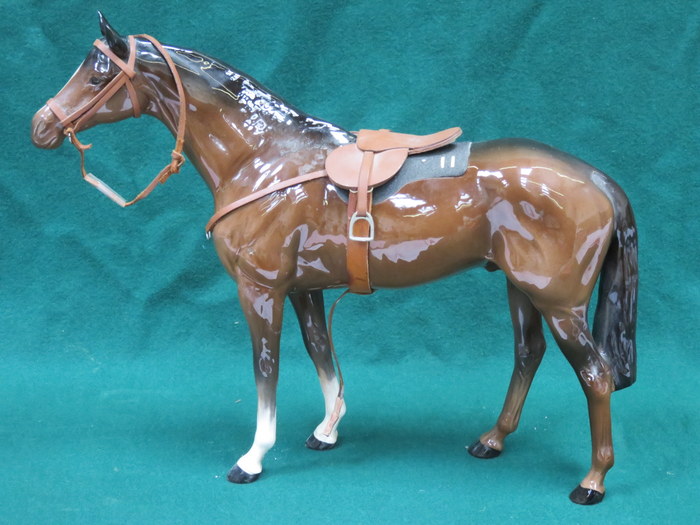 BESWICK GLAZED CERAMIC LARGE RACEHORSE COMPLETE WITH HARNESS NO 1564 BY ARTHUR GREDINGTON 28.