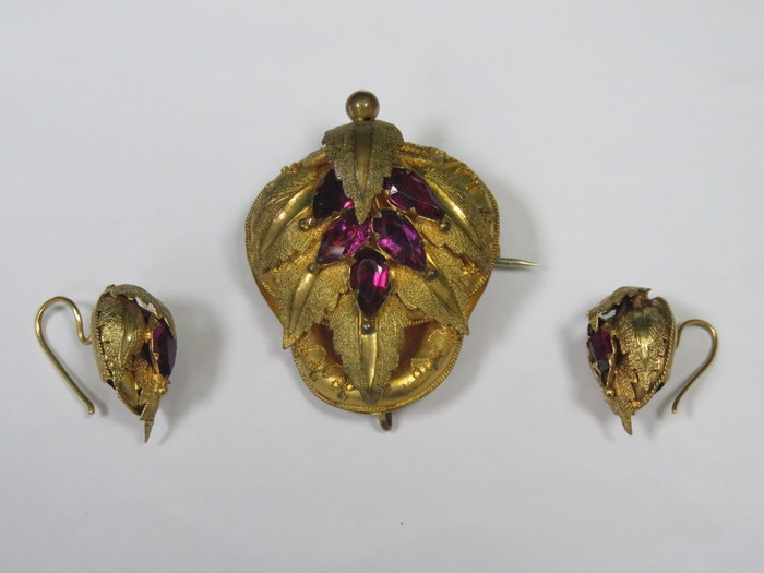 UNHALLMARKED VICTORIAN STYLE GOLD COLOURED BROOCH SET WITH AMETHYST AND MATCHING EARRINGS