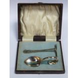 CASED HALLMARKED SILVER PUSH AND SCOOP SET, SHEFFIELD ASSAY,