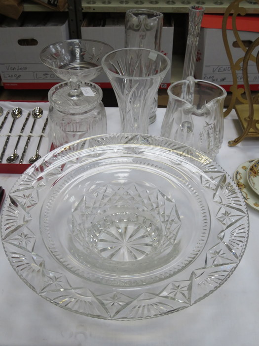 MIXED LOT OF GLASSWARE INCLUDING BOWL, VASES, ETC.