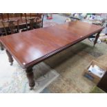 VICTORIAN MAHOGANY EXTENDING DINING TABLE WITH TWO LEAVES