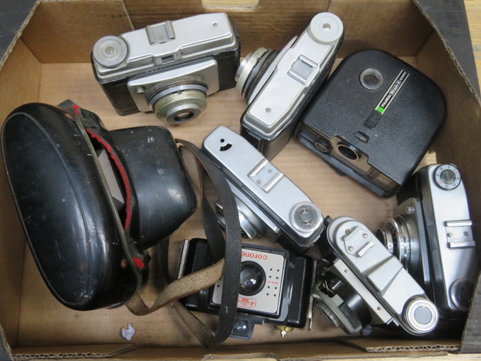 MIXED LOT OF VINTAGE CAMERAS
