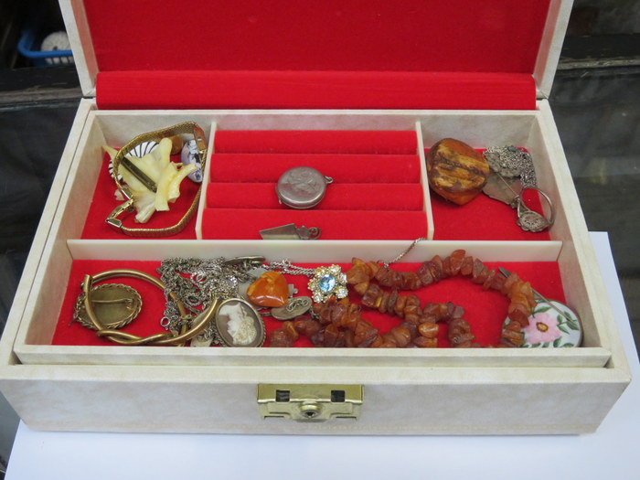 QUANTITY OF VARIOUS COSTUME JEWELLERY