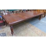 VICTORIAN MAHOGANY EXTENDING DINING TABLE WITH TWO LEAVES