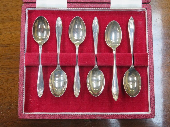 CASED SET OF SIX HALLMARKED SILVER TEASPOONS,