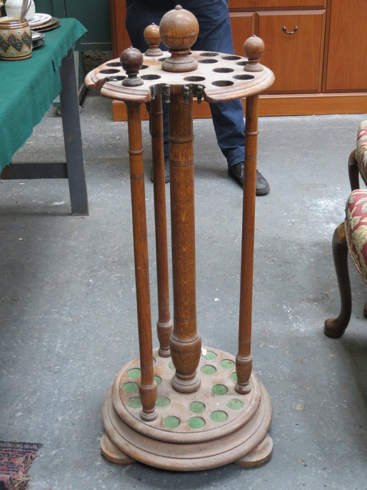 VINTAGE OAK REVOLVING SNOOKER CUE STAND