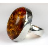 A 925 silver and amber ring (N.5).