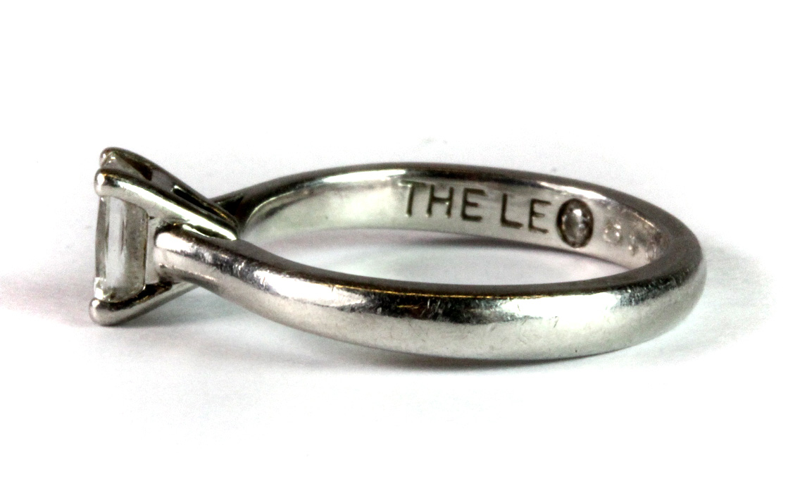 A stunning "The Leo Diamond" platinum engagement ring set with a single modified emerald cut diamond - Bild 3 aus 4