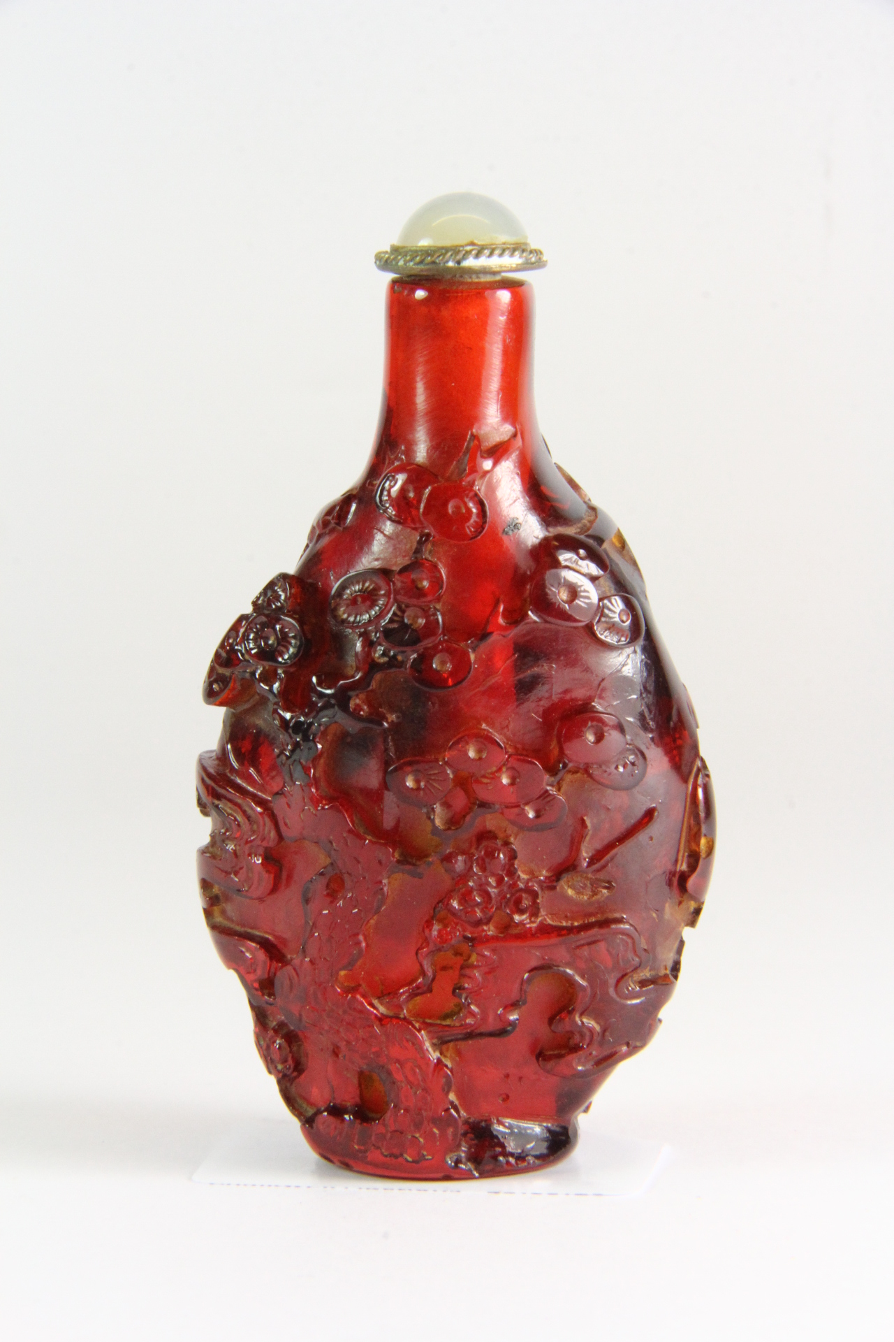 A Chinese carved red Peking glass snuff bottle of an Emperor in a landscape, H. 8cm. - Image 2 of 2