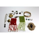 A bag of mixed silver and other jewellery items.