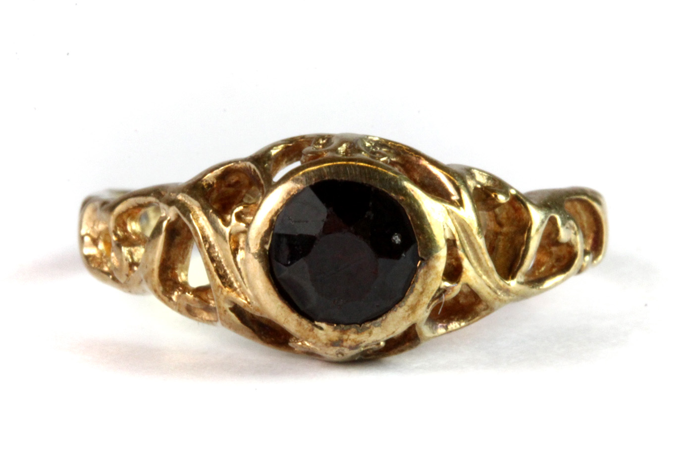 A 9ct yellow gold garnet set ring (K).