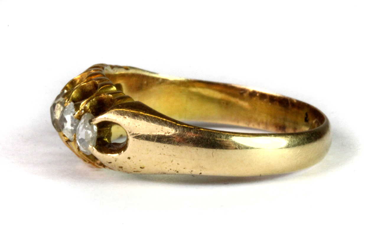 A Victorian 15ct yellow gold (stamped 625) ring set with three old cut diamonds and two - Bild 2 aus 2