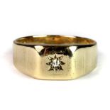 A gentleman's 9ct yellow gold signet ring set with a single diamond (V).