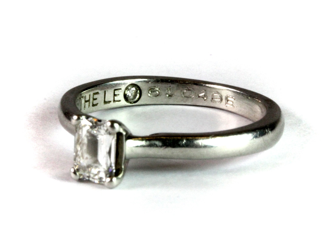 A stunning "The Leo Diamond" platinum engagement ring set with a single modified emerald cut diamond - Bild 2 aus 4