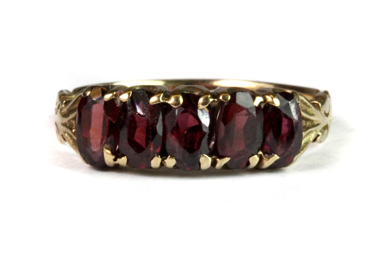 A pretty 9ct yellow gold garnet set ring (M).