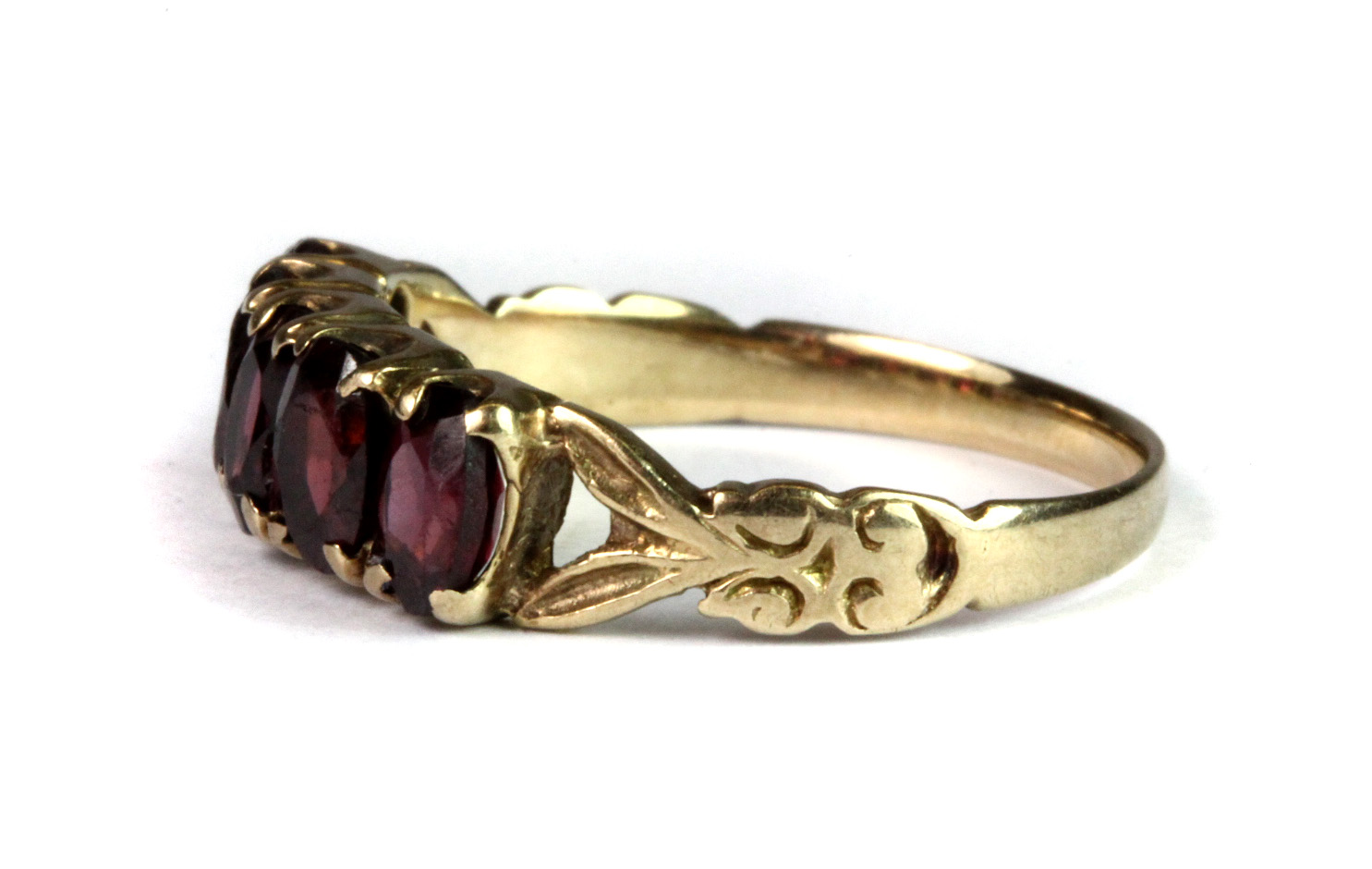 A pretty 9ct yellow gold garnet set ring (M). - Bild 2 aus 2