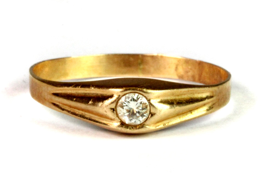 A yellow metal (tested minimum 18ct gold) diamond set ring (N.5).