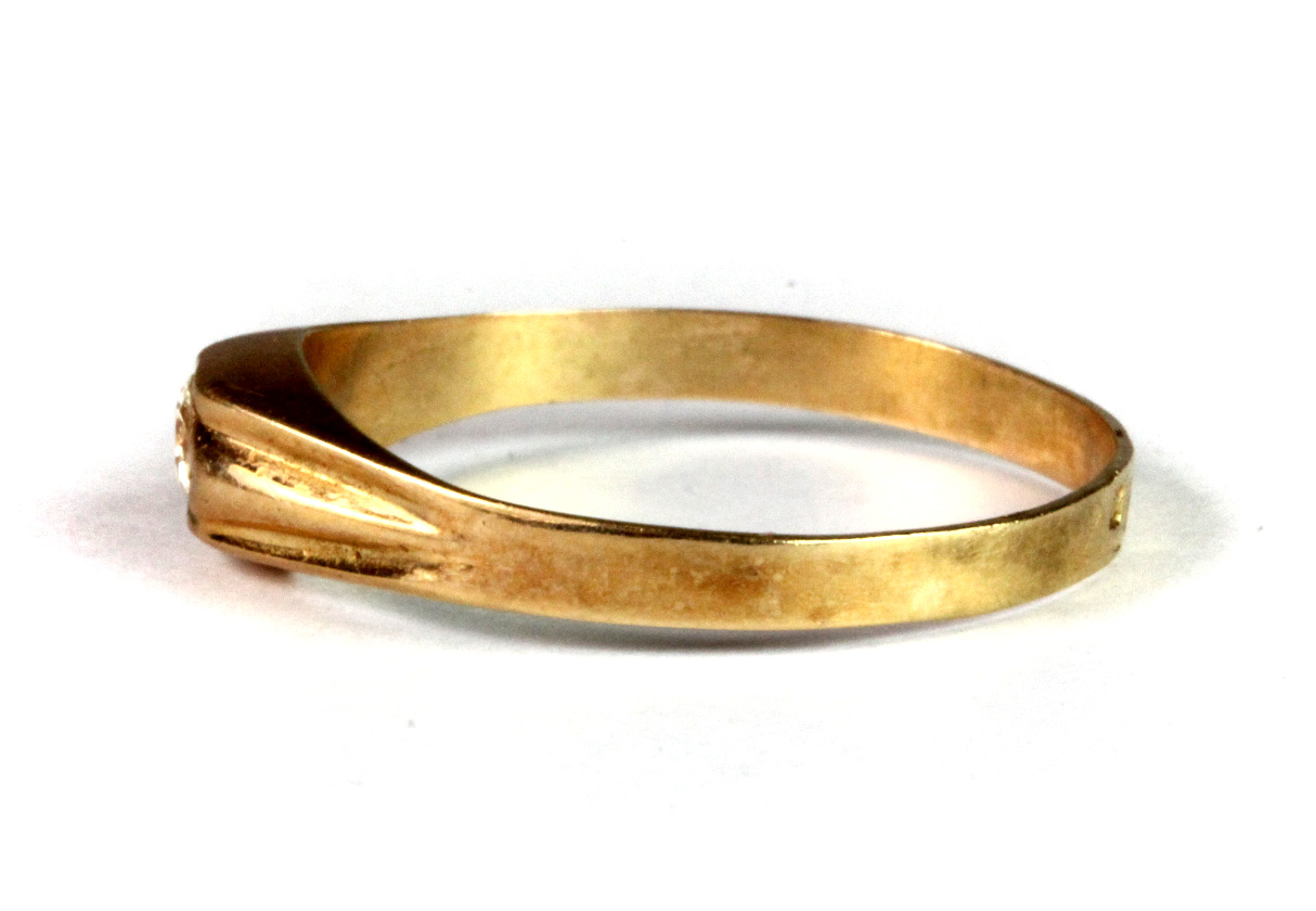 A yellow metal (tested minimum 18ct gold) diamond set ring (N.5). - Bild 2 aus 2