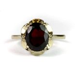 A 9ct yellow gold garnet set ring (Q).