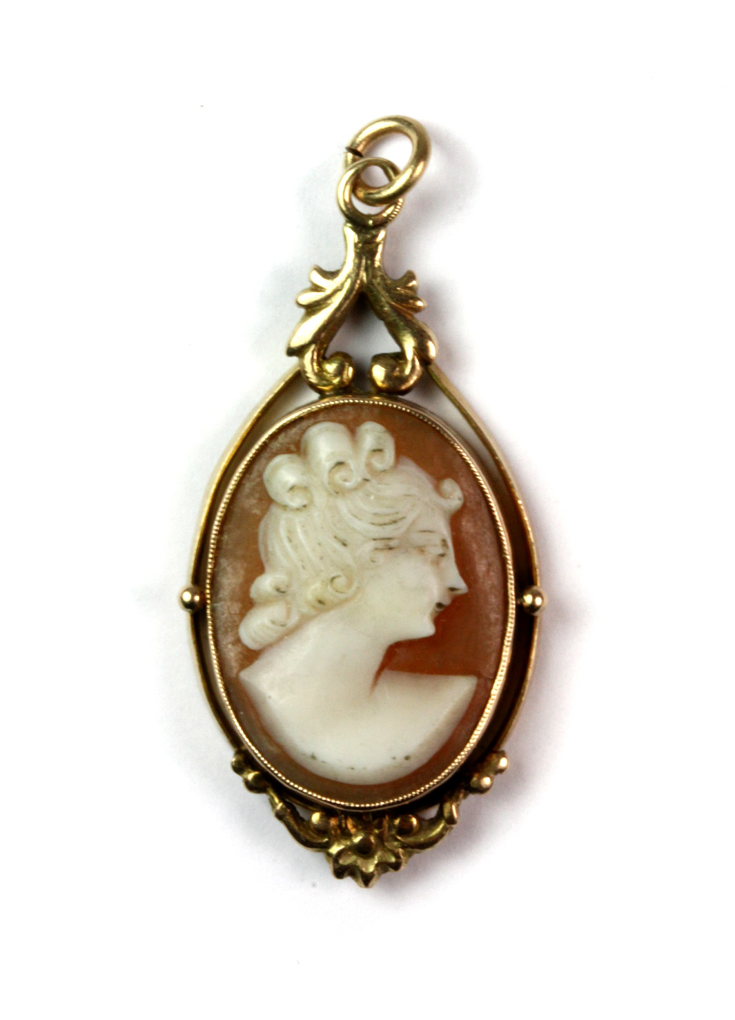 A yellow metal (tested minimum 9ct gold) mounted cameo pendant. L. 4cm.