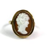 An 18ct yellow gold (stamped 750) cameo set ring (M.5).