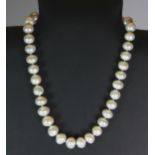 A cultured pearl necklace.