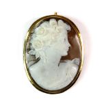 An 18ct yellow gold (stamped 750) mounted cameo brooch/pendant, L. 4cm.