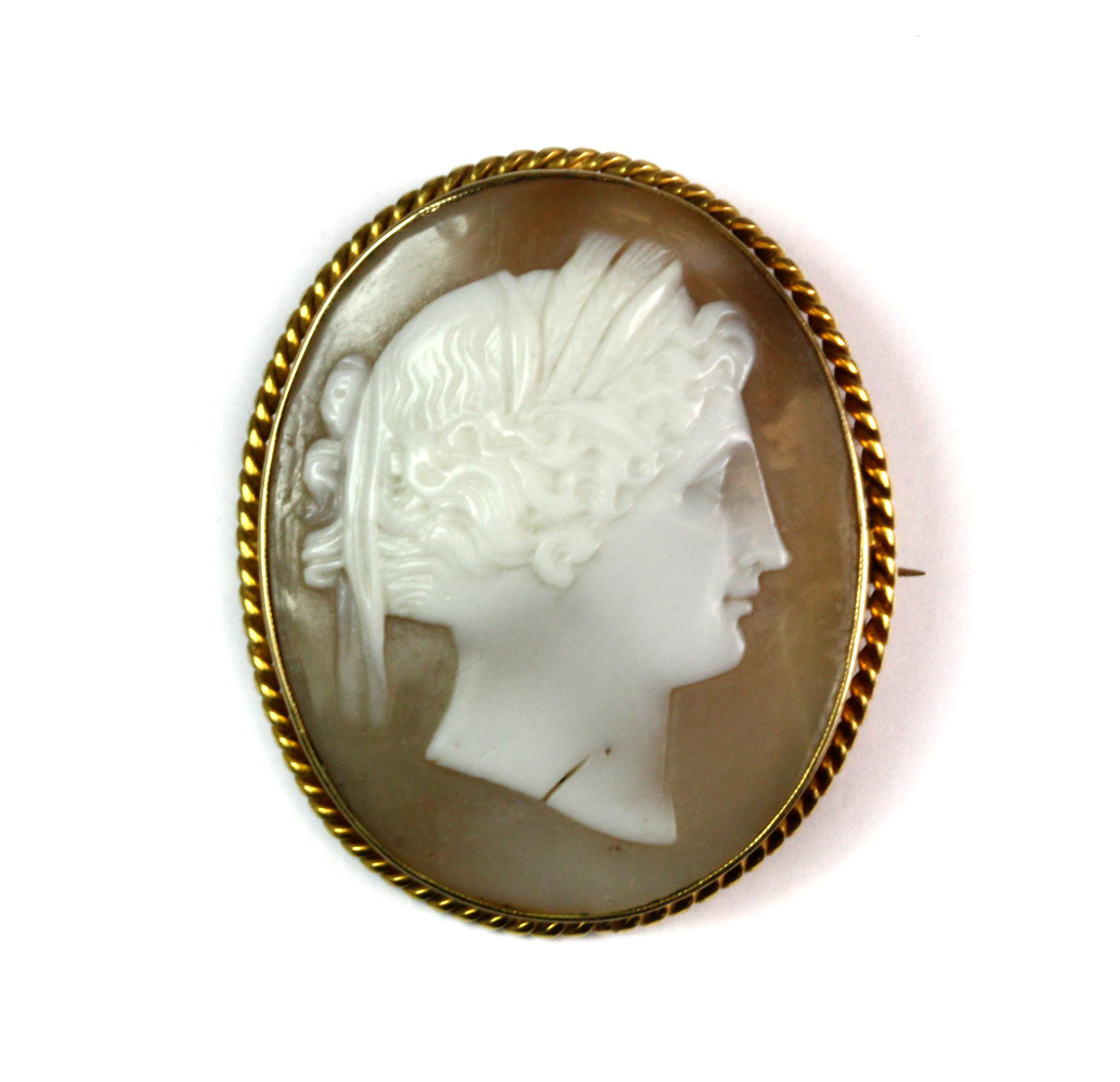 A 9ct yellow gold (stamped 9ct) mounted cameo brooch, L. 4cm.