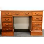 An attractive leather topped reproduction desk, 120 x 60 x 75cm.