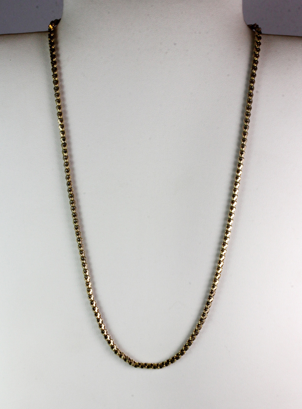 A 9ct yellow gold (stamped 9ct) chain (approx. 16.3gr) Est. £200-240.