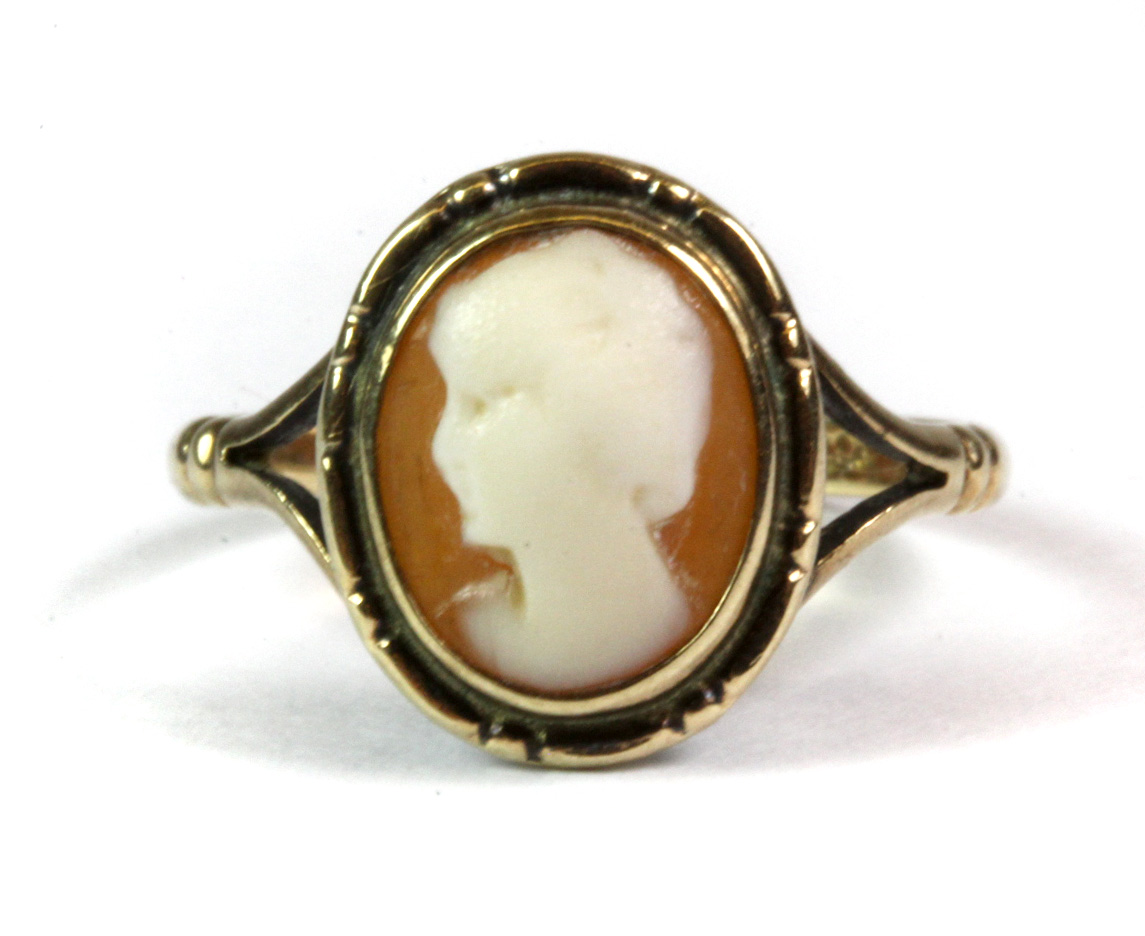 A 9ct yellow gold (stamped 9ct) cameo set ring (I).