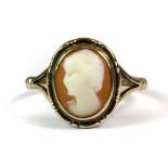 A 9ct yellow gold (stamped 9ct) cameo set ring (I).