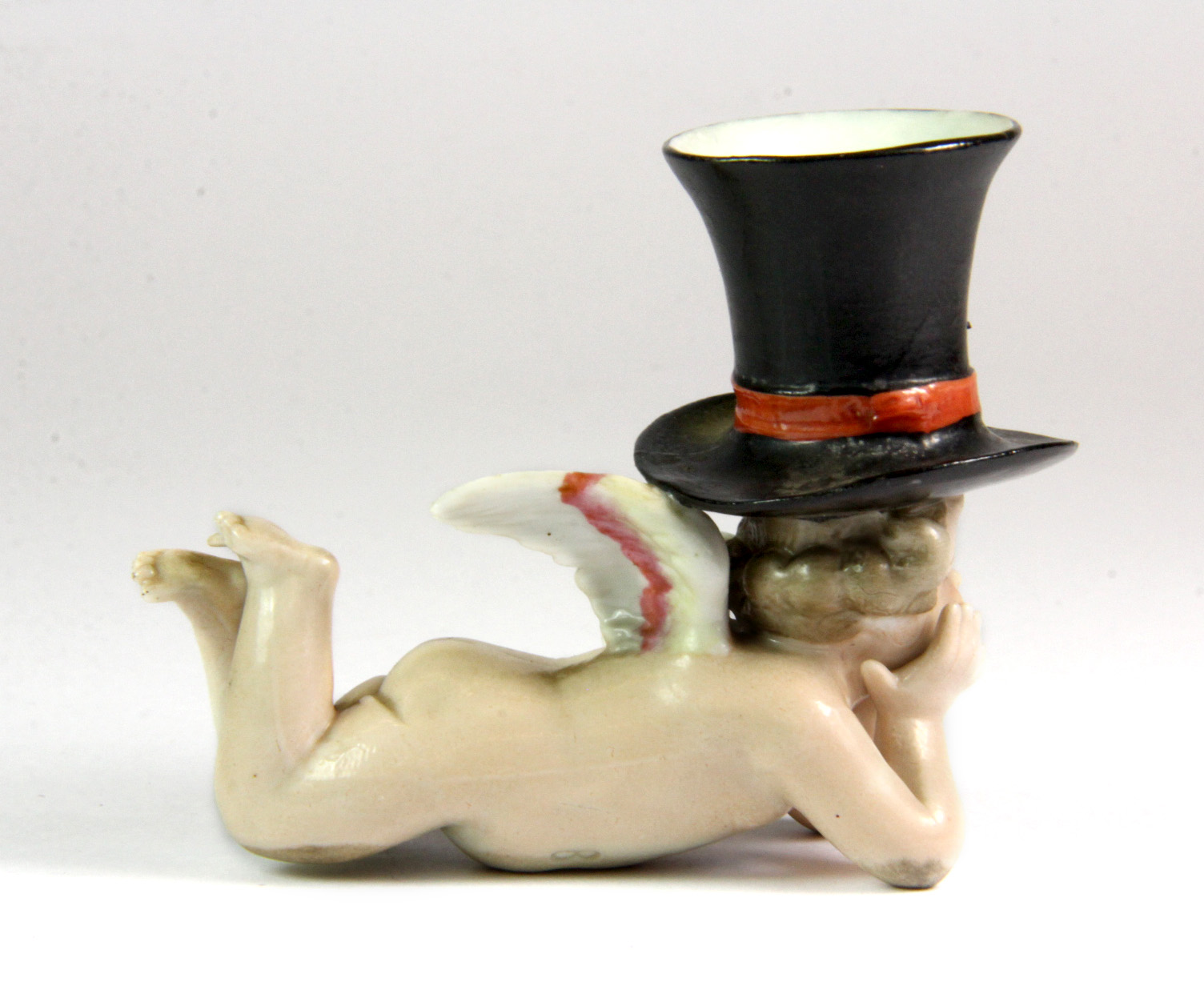 A lovely 19th century German porcelain cherub "cake" candlestick, L. 7cm, H. 5.5cm. - Image 3 of 4