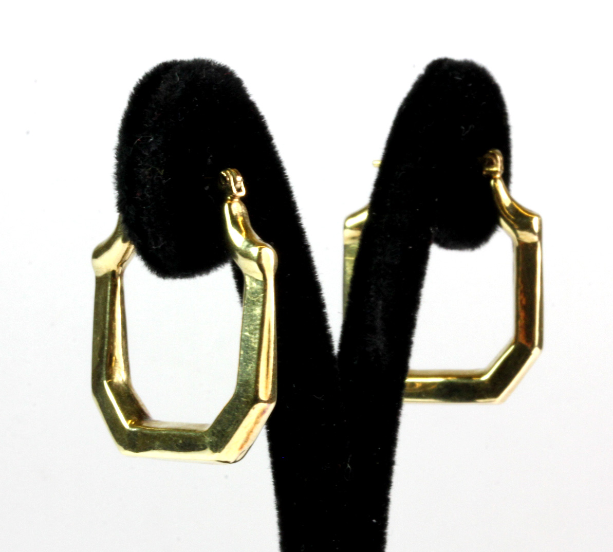 A pair of 9ct yellow gold (stamped 9K) hoop earrings (approx. 2.4gr). Est. £30-40.