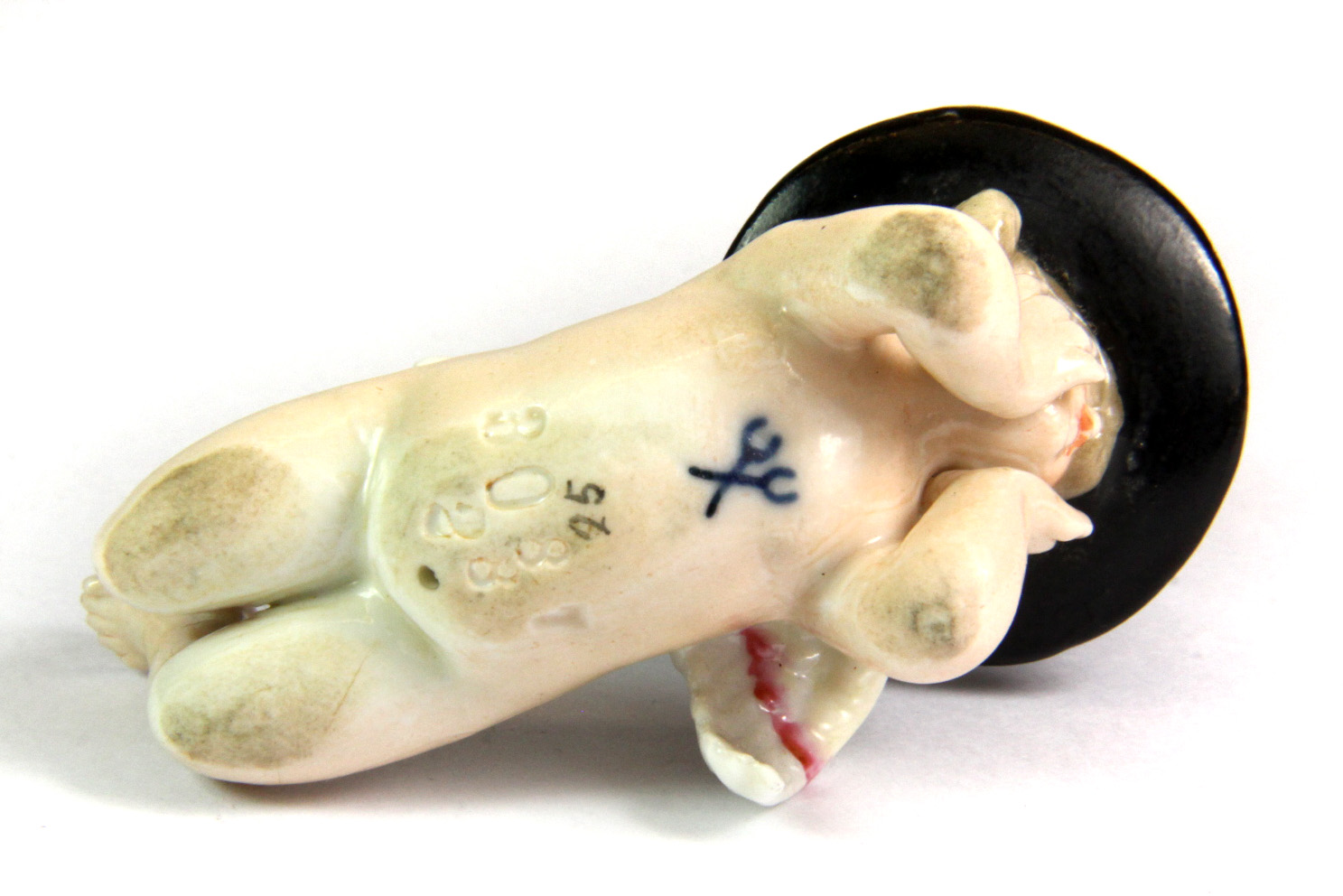 A lovely 19th century German porcelain cherub "cake" candlestick, L. 7cm, H. 5.5cm. - Image 4 of 4