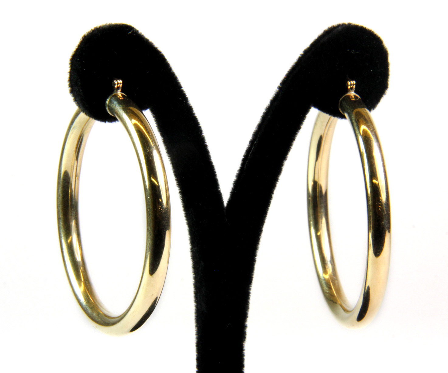 A pair of heavy 9ct yellow gold hoop earrings, dia. 5 cms (approx. 7.9gr). Est. £90 - £120.