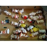 A good quantity of novelty 'Piggies' figurines.