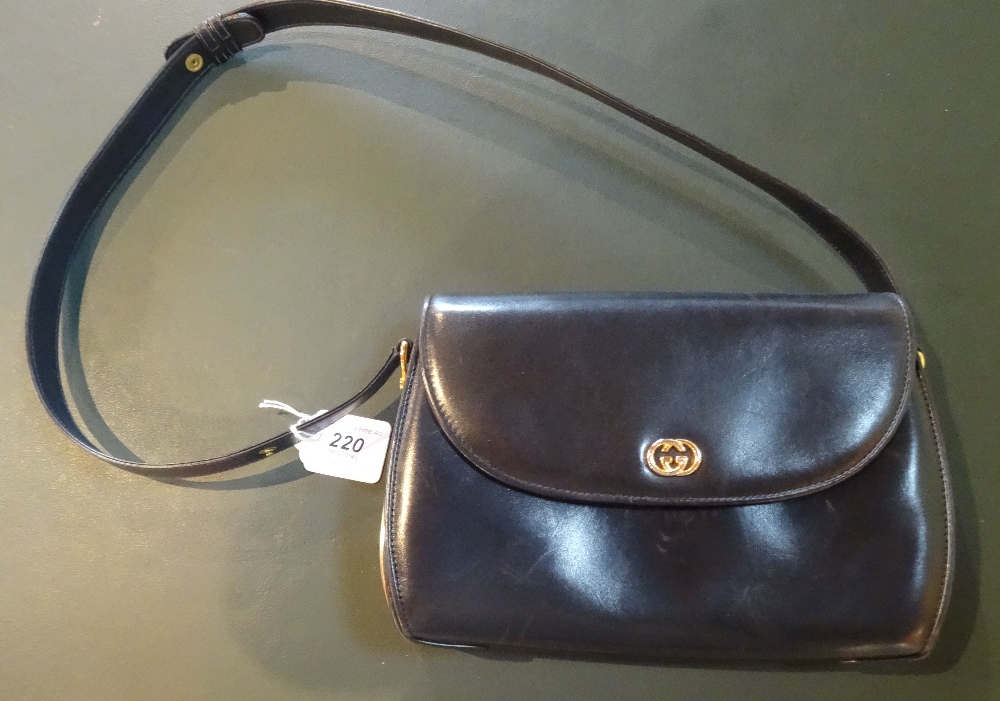 A lady's Gucci leather handbag, having clasp closure, 24cm wide.
