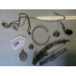 A small mixed lot of silver and white metal jewellery, including: bar brooch, bangle,