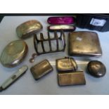 A mixed lot, including: a silver cigarette case, three ashtrays, two vesta cases, two fruit knives,