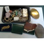 A mixed lot, including: yellow metal chains, powder compacts,