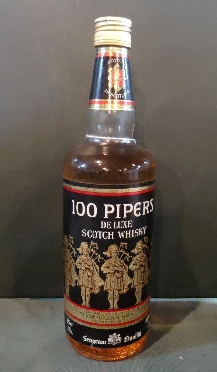 A bottle of 100 Pipers De Luxe Scotch Whisky, old bottling, 75cl, 40% vol.