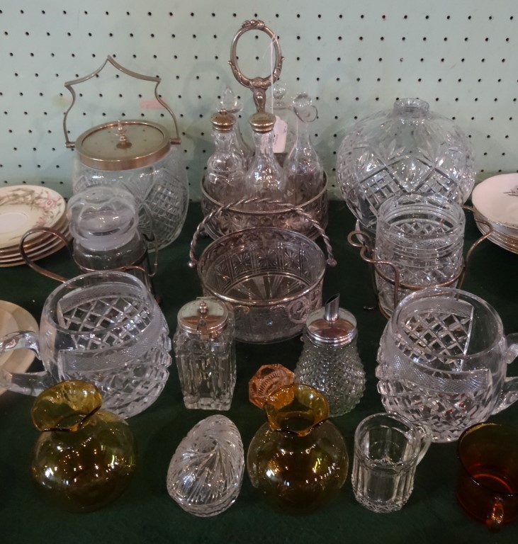 A large quantity of assorted crystal and other glassware, to include: a lamp globe, - Image 5 of 5