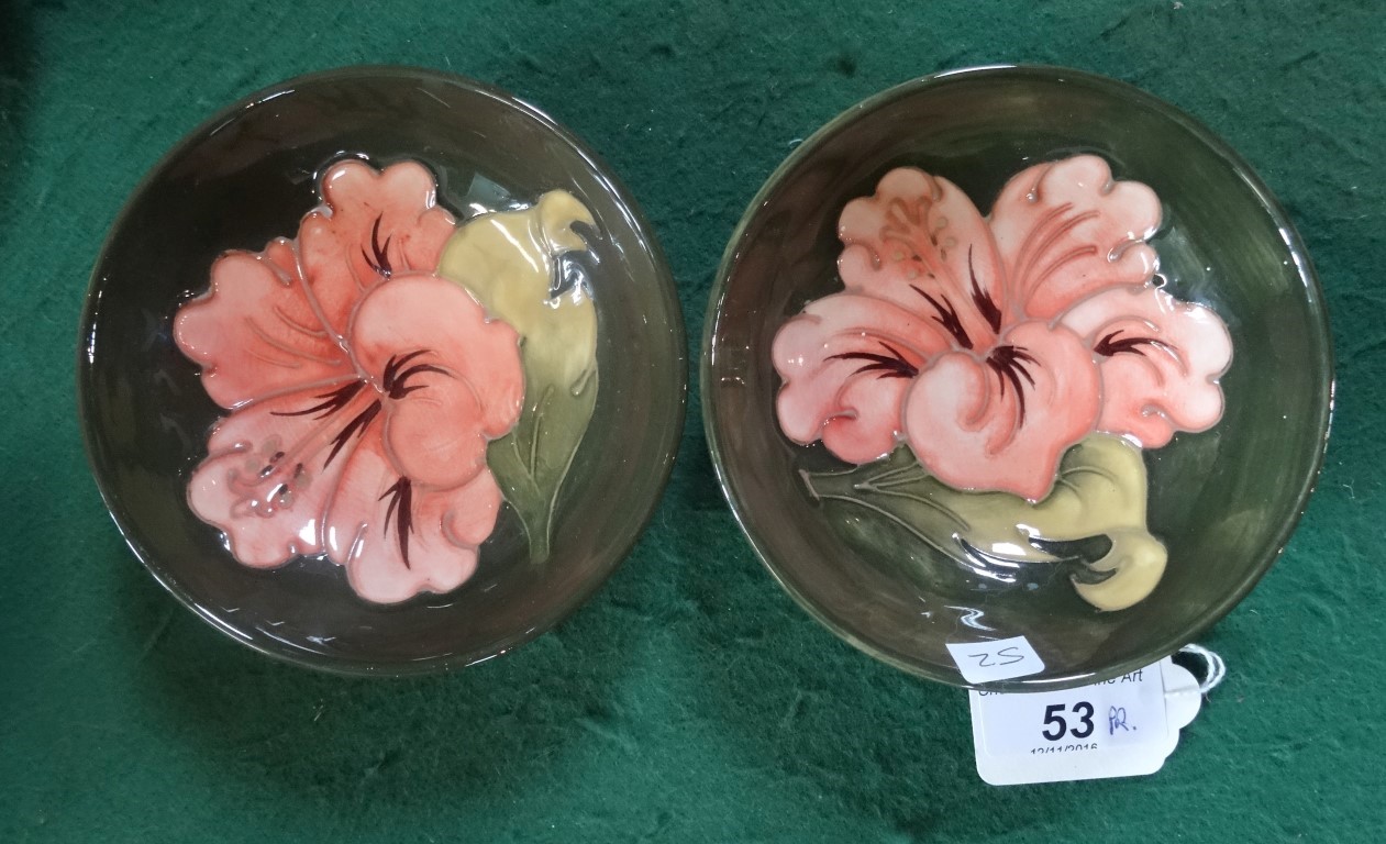 A pair of Moorcroft shallow pedestal bowls in the Hibiscus pattern, on a green ground (11. - Image 4 of 5