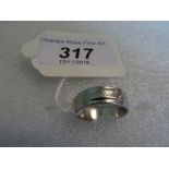 A lady's platinum wedding band, 7 grams.