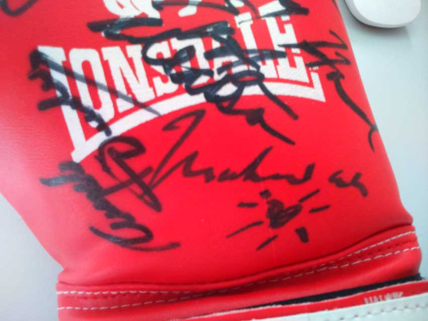 Muhammad Ali and Heavyweight Boxers signed boxing glove. Superb full size Lonsdale boxing glove - Image 2 of 2