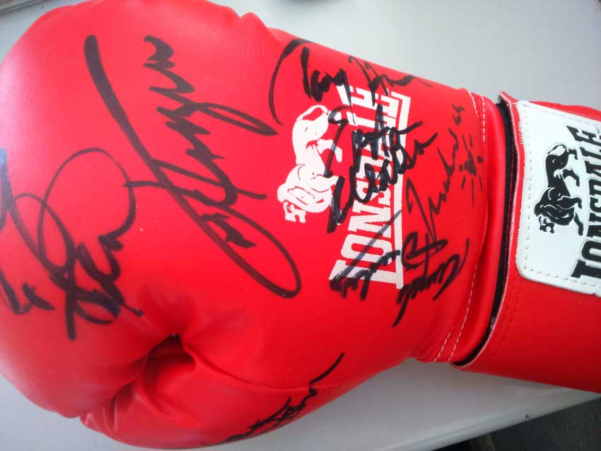 Muhammad Ali and Heavyweight Boxers signed boxing glove. Superb full size Lonsdale boxing glove