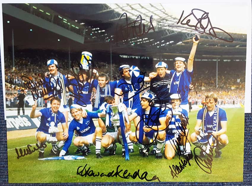 Everton Legends signed photograph. 16x12 colour team photo signed by 12 Everton players who won